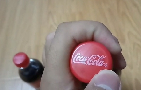 Nhan-biet-coca-cola-qua-chu-R-canh-logo-san-pham