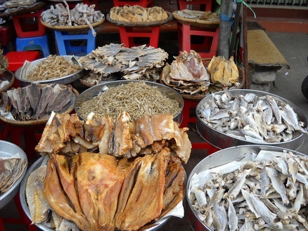Cá khô bẩn bày bán tại chợ Cá khô bẩn bày bán tại chợ