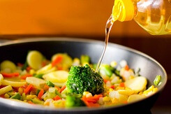 Bí mật kinh hoàng đằng sau những chai dầu ăn