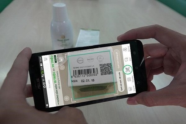 Đưa màn hình scan của iCheck Scanner về phía có mã vạch trên sản phẩm