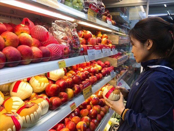 Đủ mọi loại tem, nhãn trên trái cây nhập khẩu